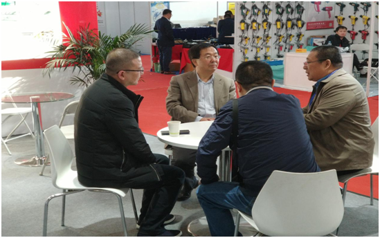 交通部領導及協(xié)會專家到公司展臺與公司領導親切交談