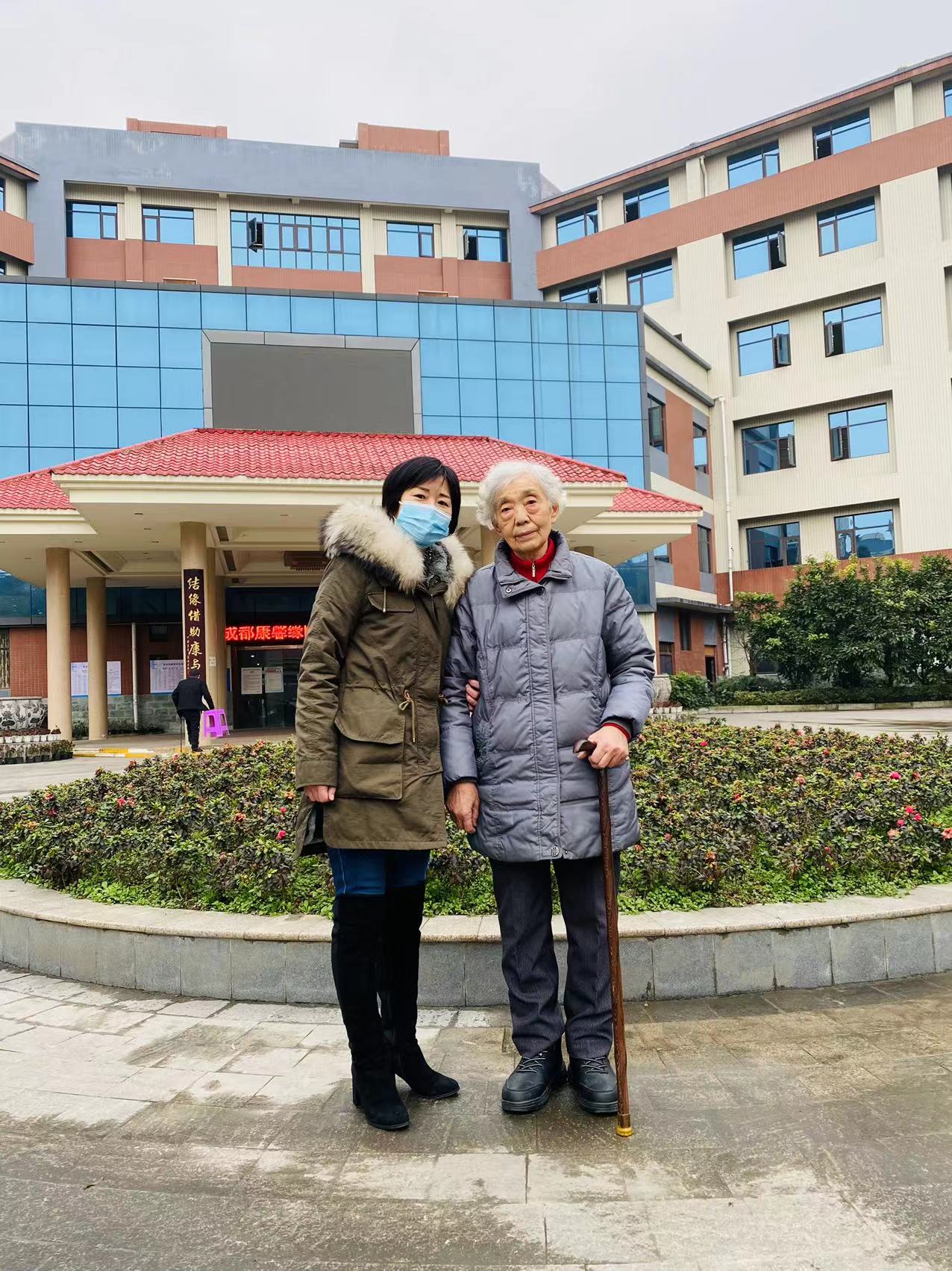 勞模張露莎（右），1991年獲成都市“勞動模范”