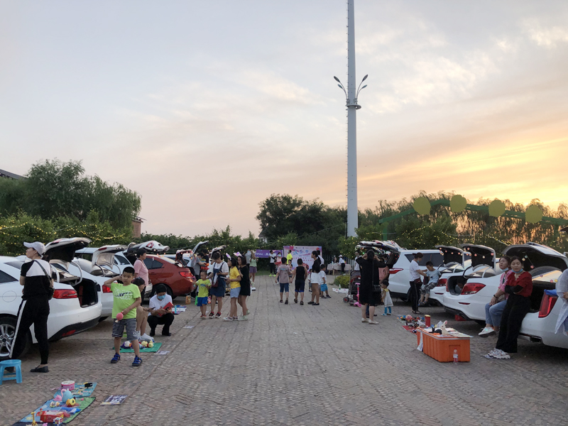 夏令營挑戰(zhàn)地攤經濟，覽眾房車不一樣的活動