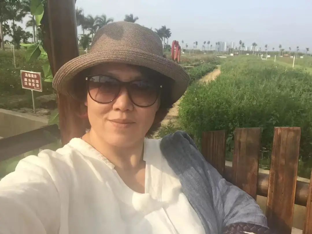 58歲的她，自駕房車旅居，一人兩犬，活成了自己喜歡的樣子