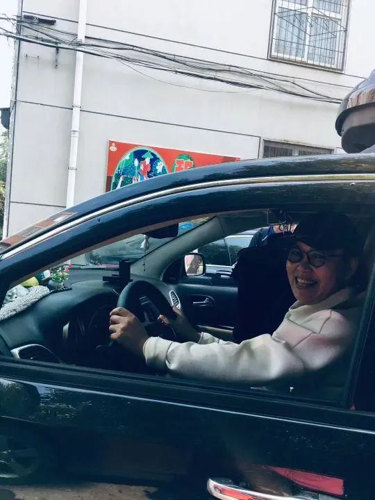 58歲的她，自駕房車旅居，一人兩犬，活成了自己喜歡的樣子