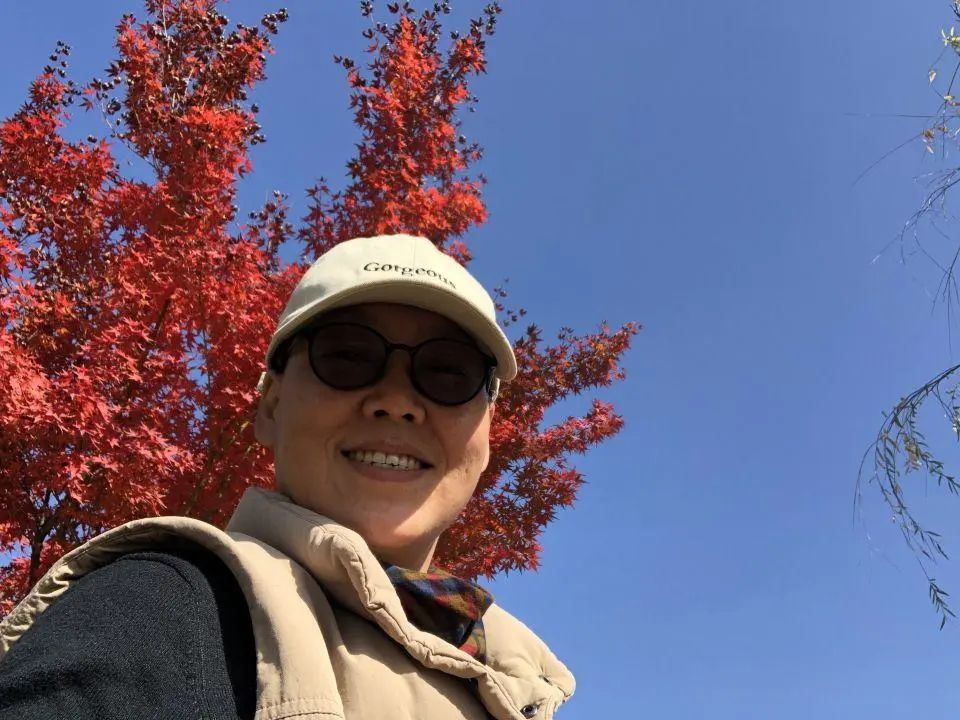 58歲的她，自駕房車旅居，一人兩犬，活成了自己喜歡的樣子