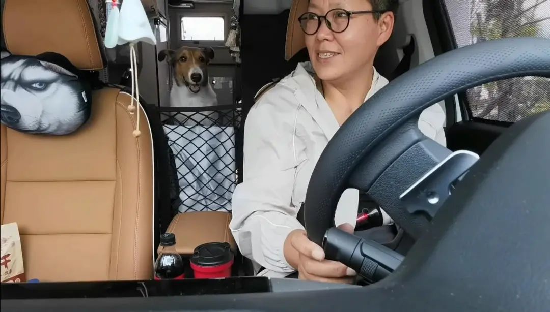 58歲的她，自駕房車旅居，一人兩犬，活成了自己喜歡的樣子