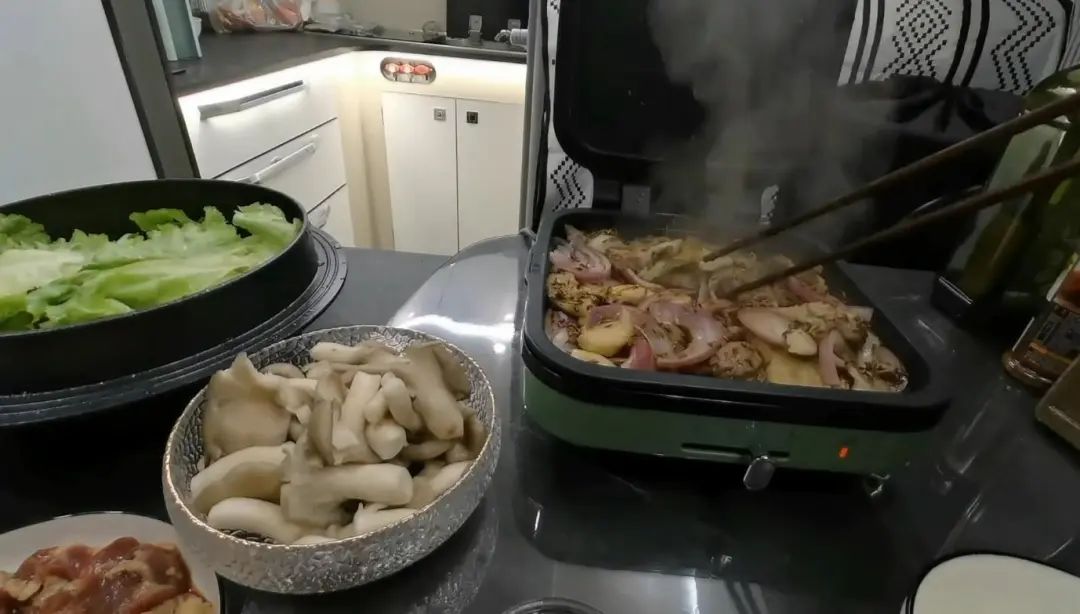 58歲的她，自駕房車旅居，一人兩犬，活成了自己喜歡的樣子