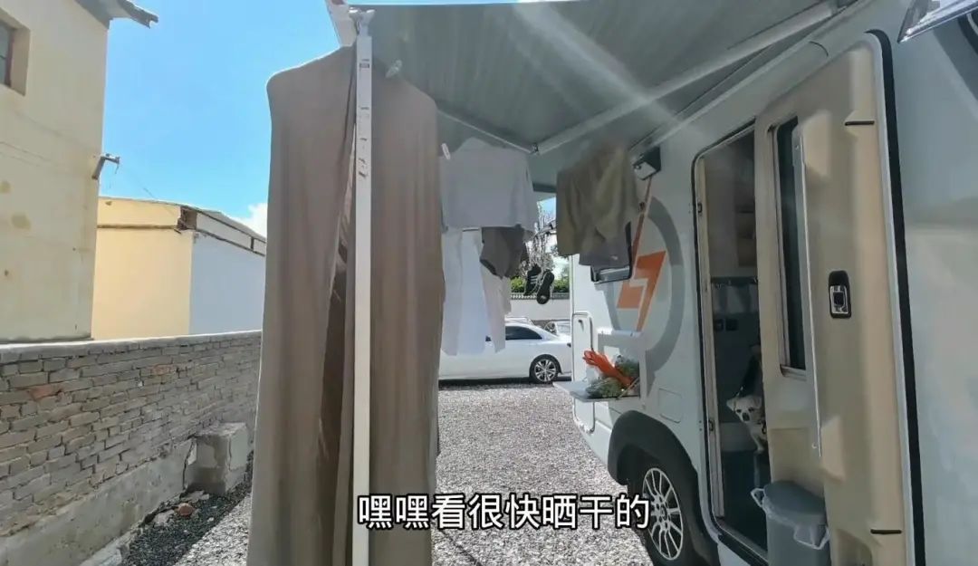 58歲的她，自駕房車旅居，一人兩犬，活成了自己喜歡的樣子